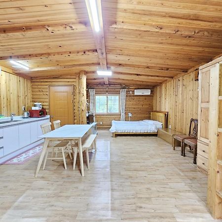 Valley Village Сеогвипо Екстериор снимка