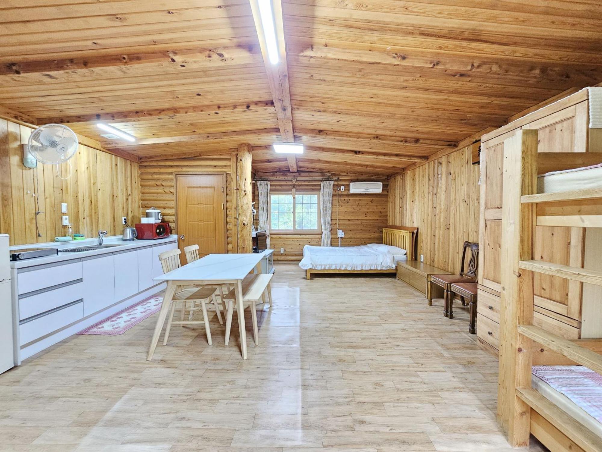 Valley Village Сеогвипо Екстериор снимка